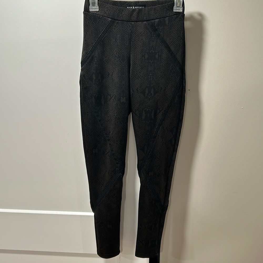 Rock & Republic size small black dress pants or could be used as casual ☺️